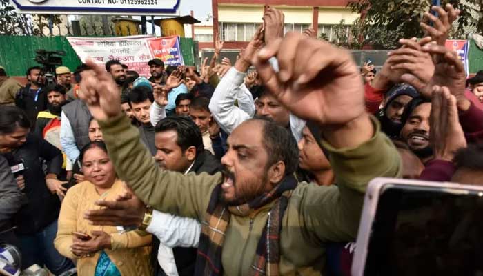 গাড়িচাপা পড়া অঞ্জলিকে ১৩ কি.মি. টেনে নেয়া হয়