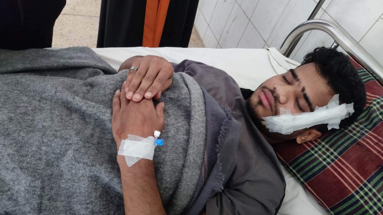 তিতাসে ডাকাতের ছুরিকাঘাতে যুবক আহত