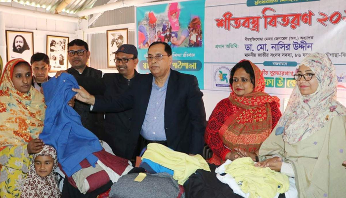 ঝিকরগাছায় সুবিধাবঞ্চিত শিশুদের মাঝে শীতবস্ত্র বিতরণ