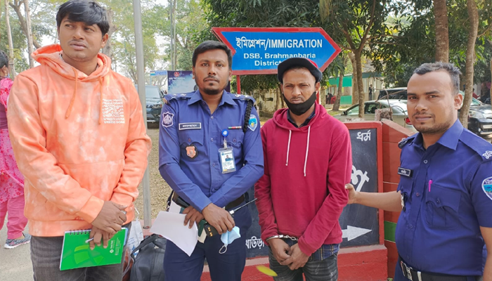 ভারতে পালানোর সময় হত্যা মামলার আসামি গ্রেপ্তার