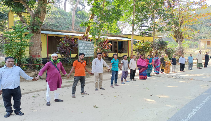 কাপ্তাই রেশম গবেষণা কেন্দ্র শ্রমিকদের কর্ম বিরতি