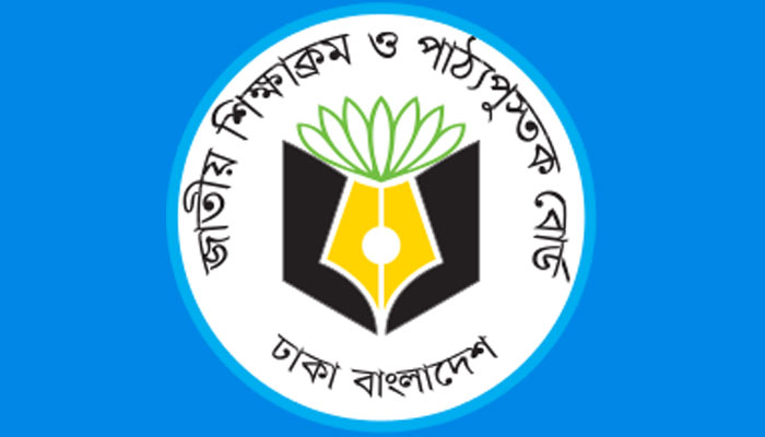 স্কুলে বই নেই, মিলছে ফুটপাতে
