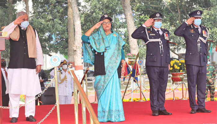 সন্ত্রাস দমনে জীবন বাজি রেখে কাজ করছে পুলিশ