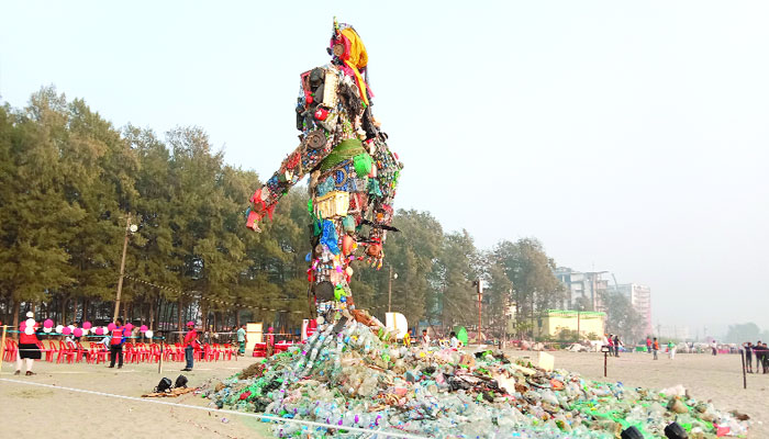 সমুদ্রসৈকতে দাঁড়িয়ে সর্বোচ্চ ‘প্লাস্টিক দানব’
