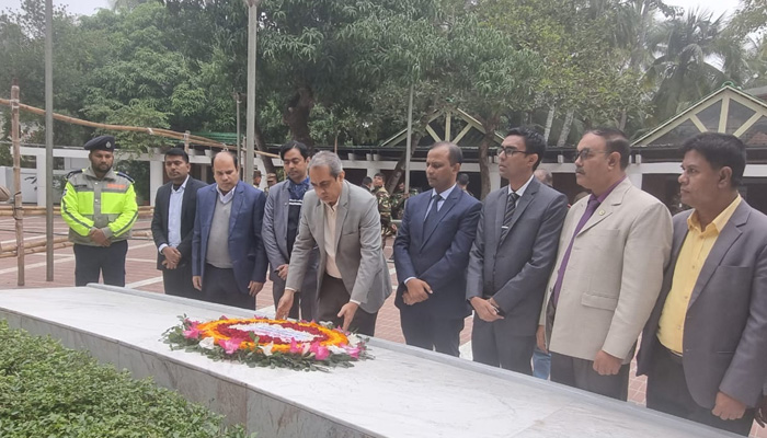 জাতির পিতার সমাধি সৌধে ক্রীড়া সচিবের শ্রদ্ধা