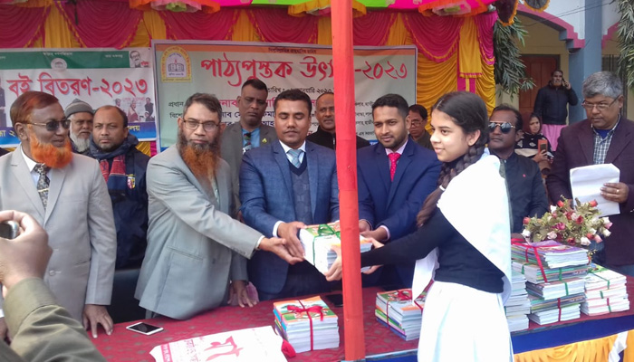 হাতীবান্ধায় বই বিতরণ উৎসব