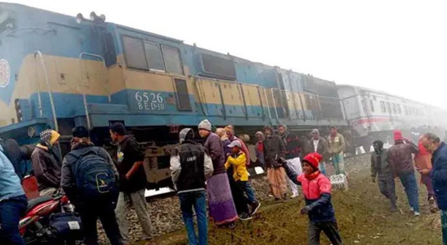 নীলফামারীতে দুই ট্রেনের সংঘর্ষ, আহত অর্ধশতাধিক
