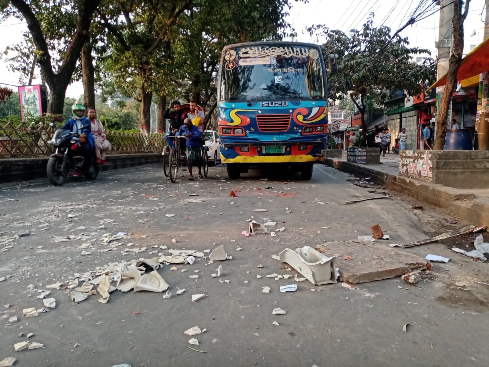চট্টগ্রামে পুলিশের গাড়িতে বিএনপির আগুন-ভাঙচুর