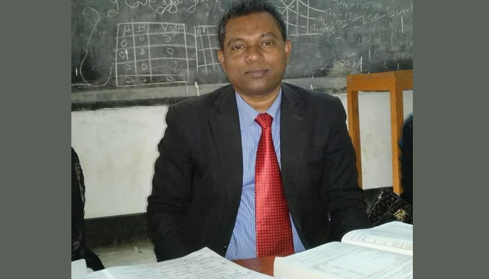 বালুবাহী ড্রামট্রাক চাপায় প্রাণ গেলো কলেজ শিক্ষকের