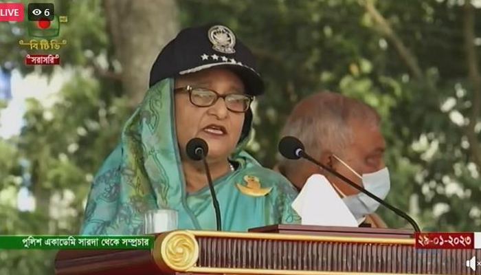 সন্ত্রাস দমনে জীবন বাজি রেখে কাজ করছে পুলিশ