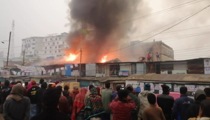 চৌমুহনীতে আগুনে পুড়ে ছাই ৩০ দোকান