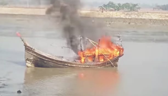 কুতুবদিয়ায় গ্যাসের আগুনে পুড়ল ফিশিং বোট