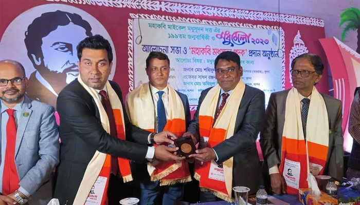 মধুসূদন পদক পেলেন আলফাডাঙ্গার কুদরত-ই-হুদা