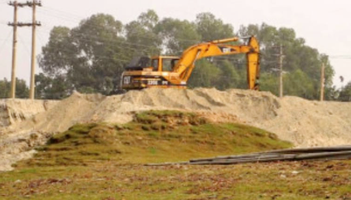 বেপরোয়া বালু উত্তোলন, হুমকিতে আশ্রয়ণ প্রকল্প-ফসলি জমি