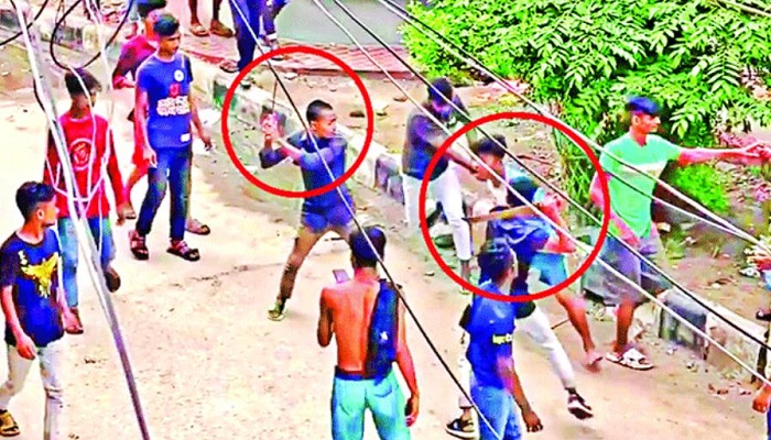 রাজনৈতিক ছত্রছায়ায় বেপরোয়া কিশোর গ্যাং