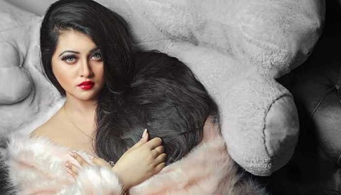 আমি খেলতে ও খেলা দেখতে ভালোবাসি