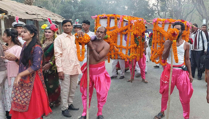 ঝিকরগাছায় পালকিতে বিয়ে করতে গেলেন অনুপ কুমার মন্ডল