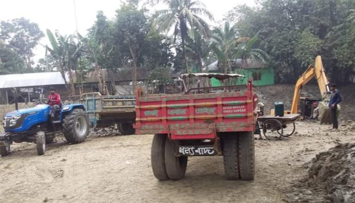 কেশবপুরে রাস্তার মাটি বিক্রি, লক্ষাধিক টাকা জরিমানা