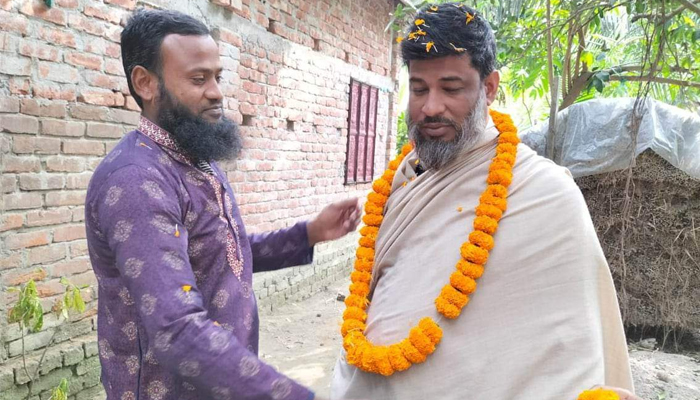 ভোটারদের কৃতজ্ঞতা জানাচ্ছেন আলফাডাঙ্গার পৌর মেয়র