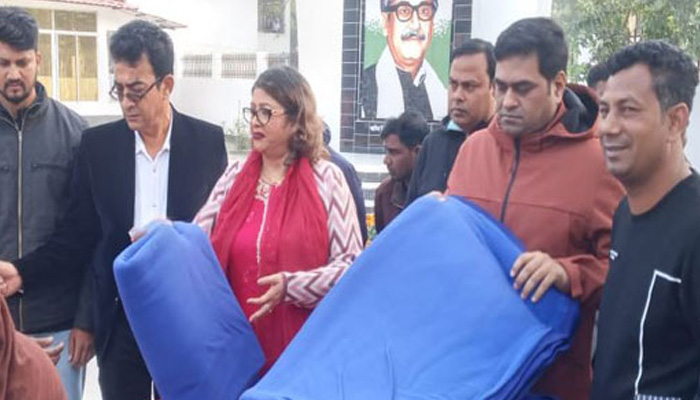 উল্লাপাড়ায় যুবলীগ চেয়ারম্যানের সহধর্মিণীর শীতবস্ত্র বিতরণ