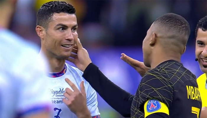 বল বাঁচাতে গিয়ে রোনাল্ডোর মুখেই ঘুষি মারেন নাভাস