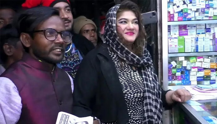 হিরো আলমের জন্য বগুড়ায় ভোট চাইলেন চিত্রনায়িকা মুনমুন