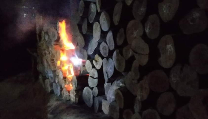 স-মিলে গোল কাঠের স্তুপে আগুন ও গুলি বর্ষন