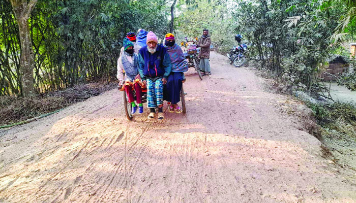 মান্দায় সড়ক সংস্কারের অভাবে জনদুর্ভোগ চরমে