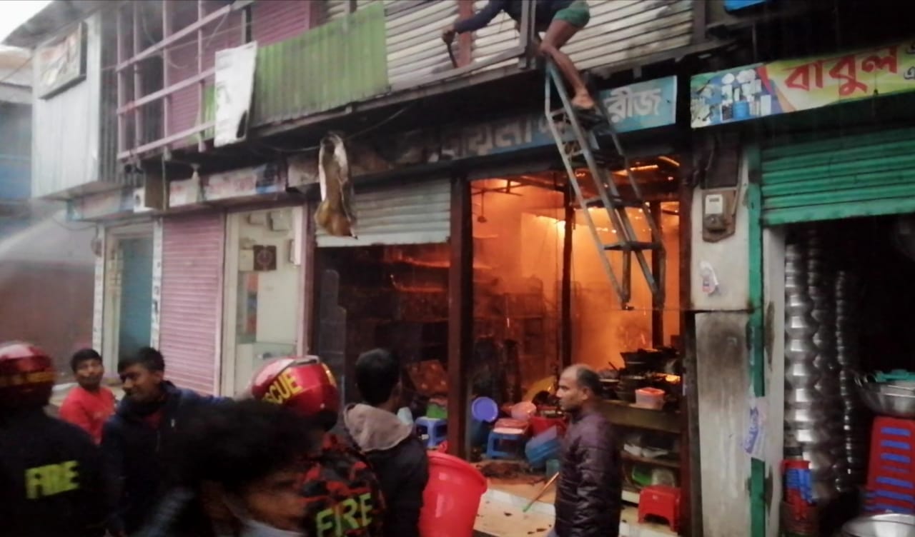 চৌমুহনীতে আগুনে পুড়ে ছাই ৩০ দোকান