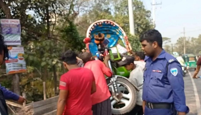 হাটহাজারীতে প্রাইভেটকার-অটোরিকশা দুর্ঘটনায় নিহত ১