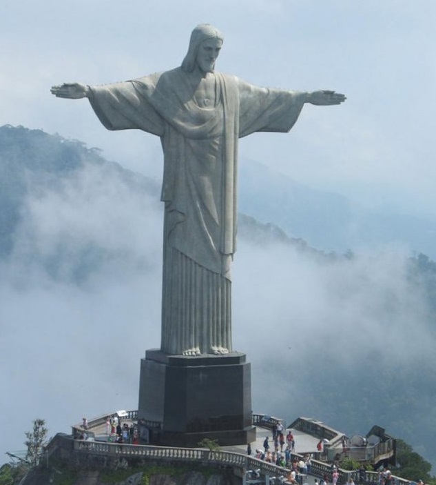 বিখ্যাত ক্রাইস্ট দ্য রিডিমার মূর্তিতে বজ্রপাত