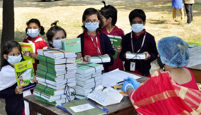 পাঠ্যবই নিয়ে বিপাকে শিক্ষার্থীরা