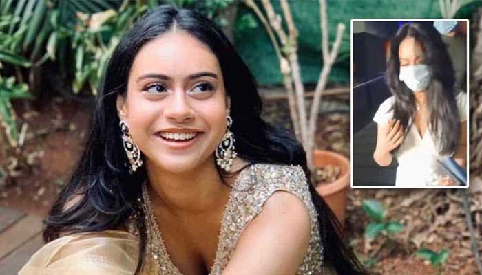মুছেছে লিপস্টিক, মধ্যরাতে এ কী হাল অজয়ের মেয়ের!