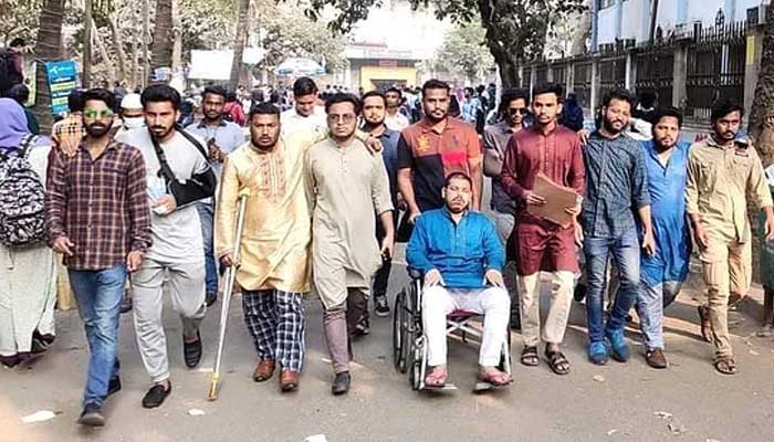 হুইলচেয়ারে ক্যাম্পাসে, শিক্ষার্থীর আত্মহত্যার হুমকি