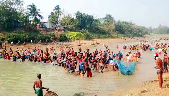 গুরুদাসপুরে পলো উৎসবে মাছের খরা