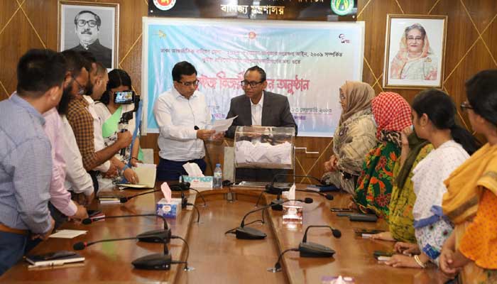 বাণিজ্য মেলায় কুইজ প্রতিযোগিতার বিজয়ী নির্বাচন
