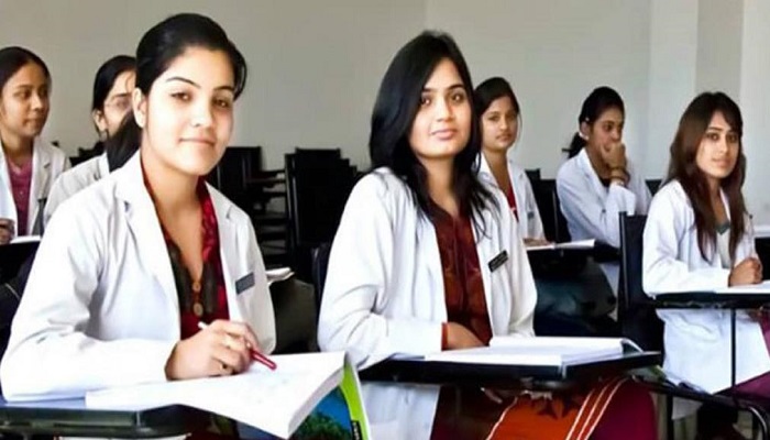 চিকিৎসক হওয়ার স্বপ্নের পথে ফি বাড়ানোর কাঁটা