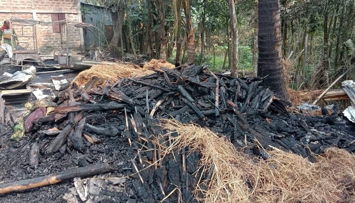 শান্তিগঞ্জে আগুনে পুড়ে নিঃস্ব ৩ পরিবার