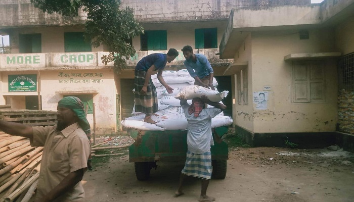 শেরপুরে পাচারকালে ৮ টন সার জব্দ