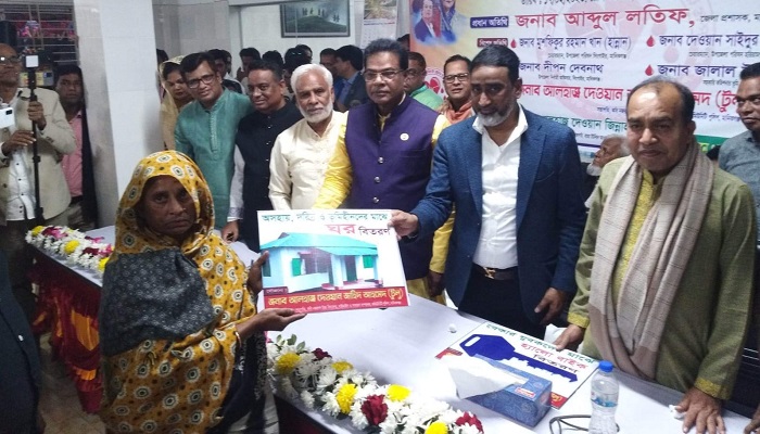 সিংগাইরে ঘর ও হ্যালোবাইক দিলেন শিল্পপতি টুলু