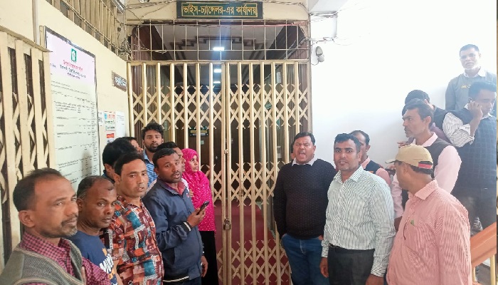 ইবি উপাচার্যের অডিও ফাঁস, প্রতিবাদে কার্যালয়ে তালা