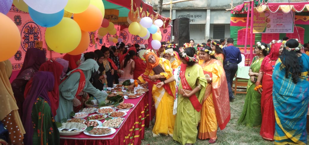 নড়াইল সরকারি মহিলা কলেজে পিঠা উৎসব উদযাপন