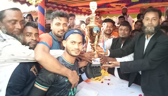 নোয়াখালীর দুর্গম চরে ফুটবল ম্যাচ ঘিরে উৎসব