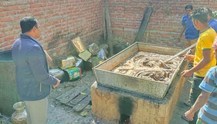 দৌলতপুরে ১৩০ মণ ভেজাল গুড় জব্দ, ১ লাখ টাকা জরিমানা