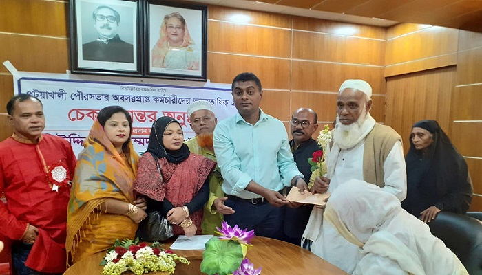 ৩০ বছর পর পৌরসভার পেনশন বঞ্চিত কর্মচারীদের চেক প্রদান