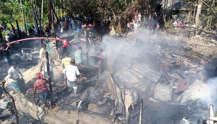 বাবুগঞ্জে ভয়াবহ অগ্নিকাণ্ডে নিঃস্ব দুটি পরিবার