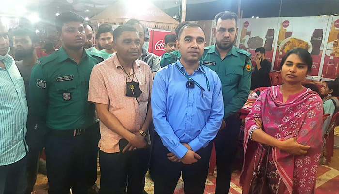 বাংলা একাডেমি প্রাঙ্গণে ভোক্তা অধিকারের অভিযান