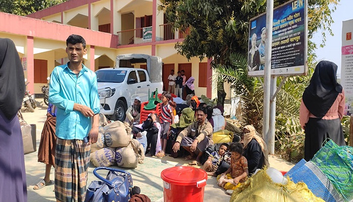 শূন্যরেখার রোহিঙ্গাদের আশ্রয় দিচ্ছে বাংলাদেশ
