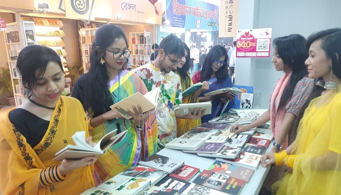 ভালোবাসায় রঙিন বইমেলা
