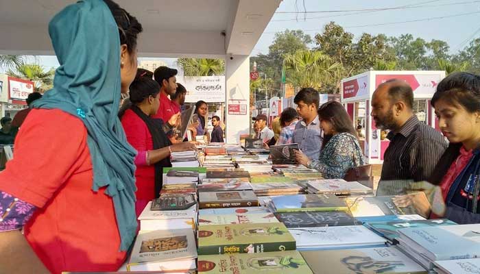 ধুলিময় বাতাসে উপেক্ষিত মাস্ক